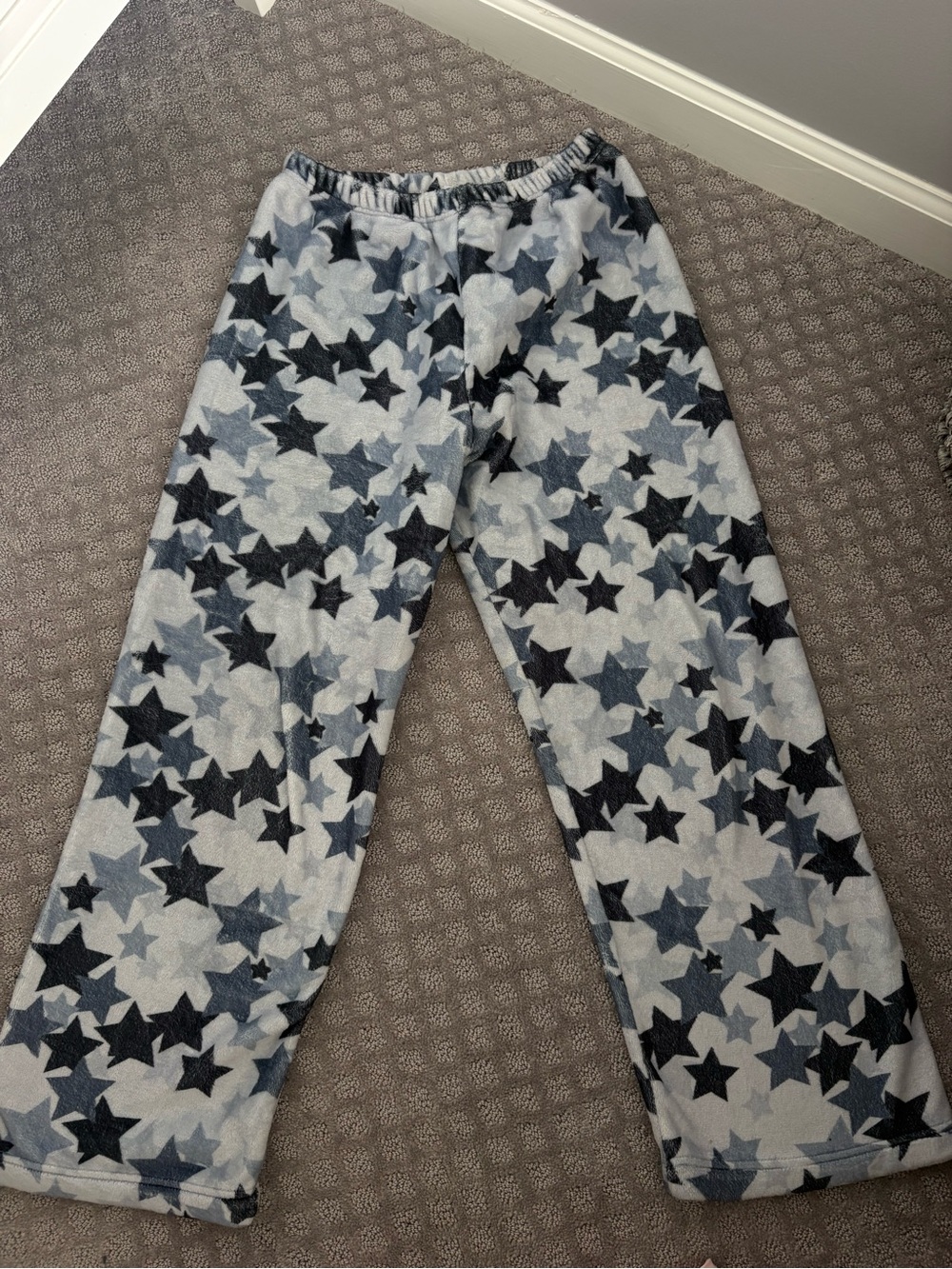 Denny’s Heartbreaker Kids Cozy Star-Print Fleece Pajama Pants in Gray & Black